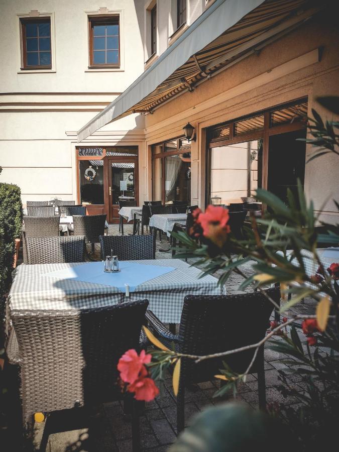 Restaurant Pansion Wien Cierny Brod المظهر الخارجي الصورة
